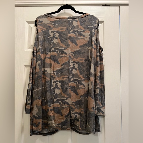 NWT Plus Size Cold Shoulder Long Sleeve Top - Picture 2 of 2